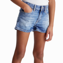 Carica l&#39;immagine nel visualizzatore di Gallery, Calvin Klein short jeans bambina G02370
