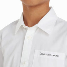 Carica l&#39;immagine nel visualizzatore di Gallery, Calvin Klein camicia bianca bambino B01737
