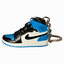 Carica l&#39;immagine nel visualizzatore di Gallery, Portachiavi Jordan 1 High UNC azzurra
