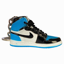 Carica l&#39;immagine nel visualizzatore di Gallery, Portachiavi Jordan 1 High UNC azzurra
