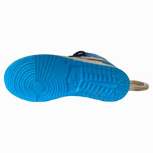 Carica l&#39;immagine nel visualizzatore di Gallery, Portachiavi Jordan 1 High UNC azzurra
