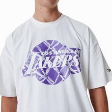 Carica l&#39;immagine nel visualizzatore di Gallery, New Era t-shirt bianca Lakers oversize  logo canestro 60357108
