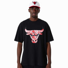 Carica l&#39;immagine nel visualizzatore di Gallery, New Era t-shirt nera Bulls oversize logo canestro 60357102
