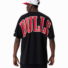 Carica l&#39;immagine nel visualizzatore di Gallery, New Era t-shirt nera Bulls oversize logo canestro 60357102
