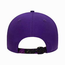 Carica l&#39;immagine nel visualizzatore di Gallery, New Era cappellino 9FORTY LA Lakers viola graffiti
