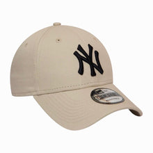 Carica l&#39;immagine nel visualizzatore di Gallery, New Era cappellino 9FORTY NY Yankees beige/nero
