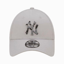 Carica l&#39;immagine nel visualizzatore di Gallery, New Era cappellino 9FORTY NY Yankees grigio/camou
