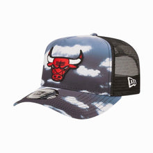 Carica l&#39;immagine nel visualizzatore di Gallery, New Era cappellino Trucker Chicago Bulls &quot;nuvole&quot;

