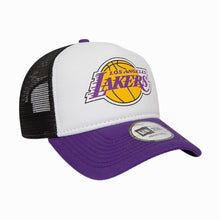 Carica l&#39;immagine nel visualizzatore di Gallery, New Era cappellino Trucker Lakers viola e bianco
