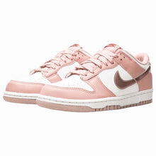 Carica l&#39;immagine nel visualizzatore di Gallery, Nike Dunk Low Pink Velvet (GS) DO6485-600
