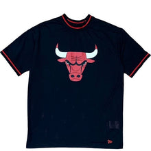 Carica l&#39;immagine nel visualizzatore di Gallery, New Era t-shirt nera Chicago Bulls oversize 13083910
